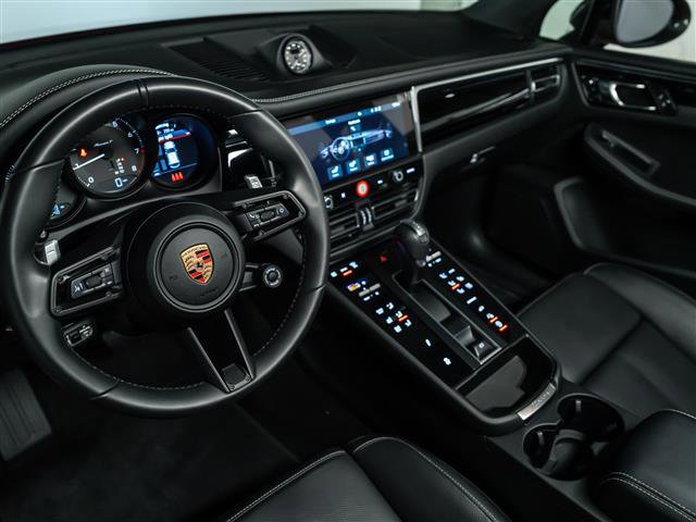 Certified 2025 Porsche Macan Turbo image 4