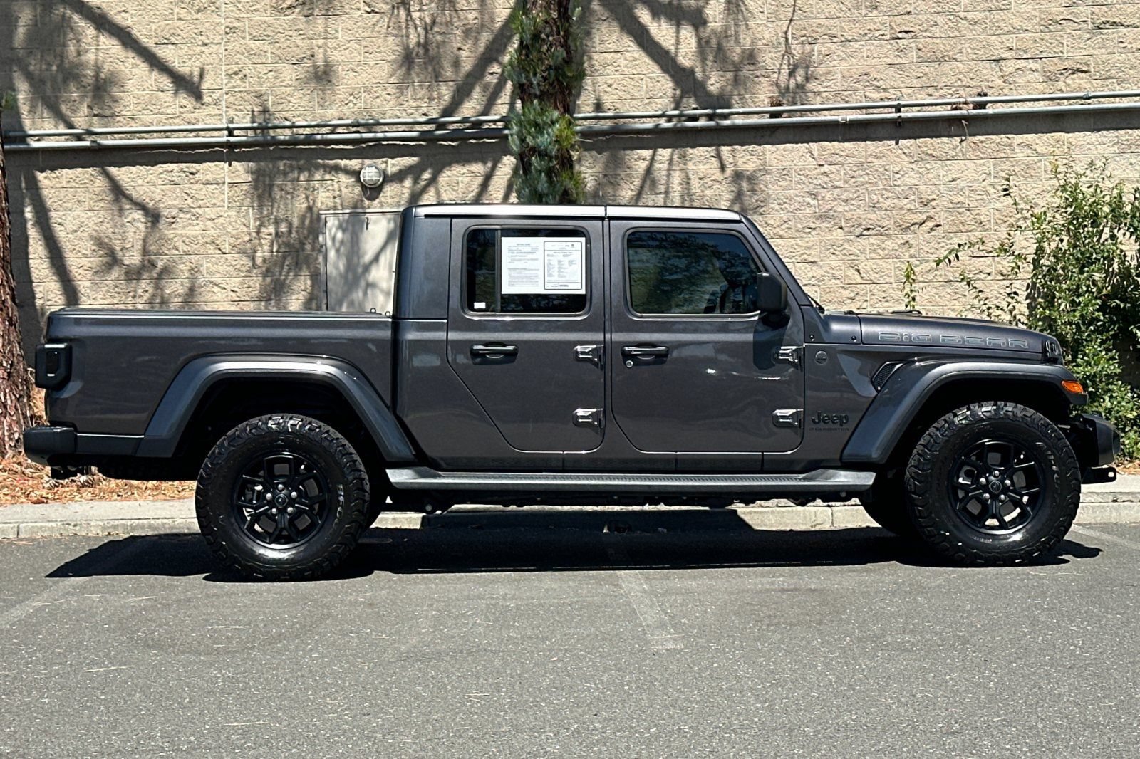 Used 2025 Jeep Gladiator Sport AWD/4WD image 2
