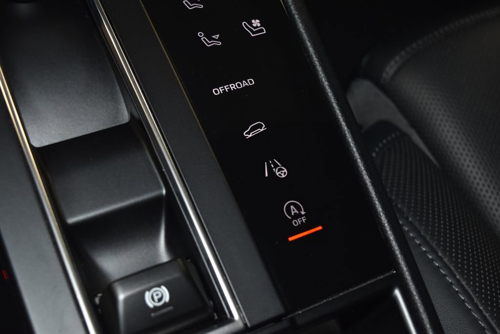 Certified 2025 Porsche Macan image 18