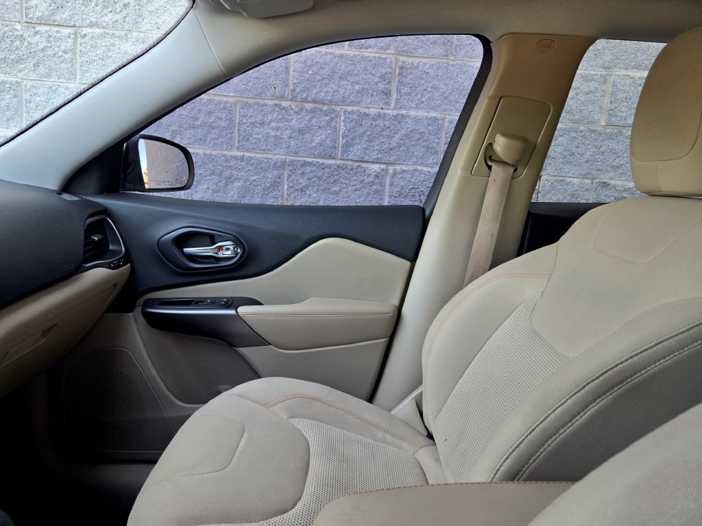 Used 2019 Jeep Cherokee Latitude w/ Popular Appearance Group FWD image 27