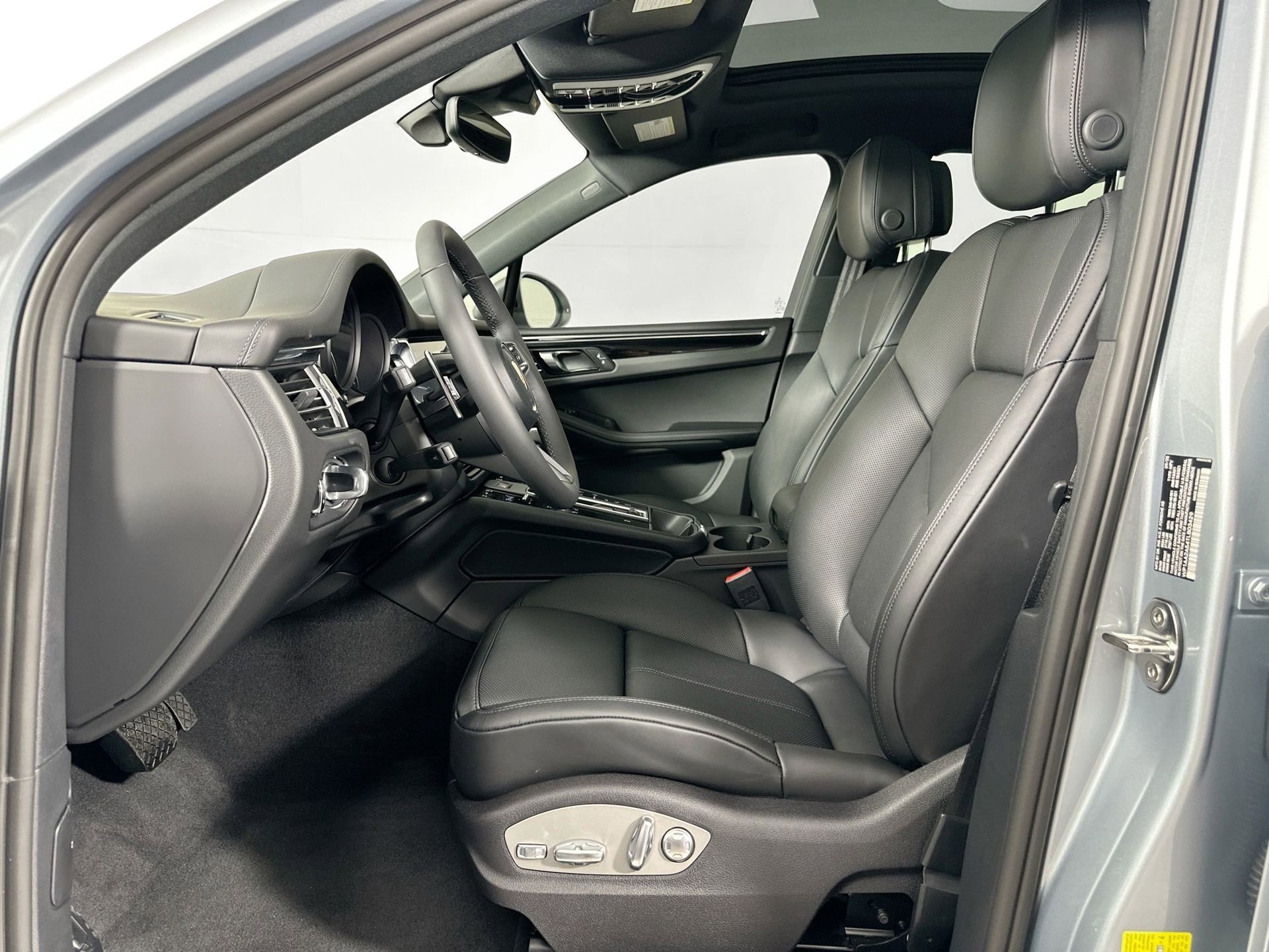 Certified 2026 Porsche Macan image 5