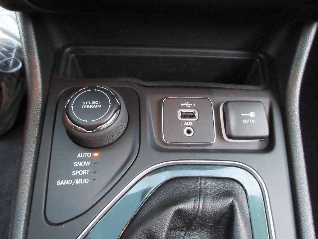 Used 2021 Jeep Cherokee Latitude Plus AWD/4WD image 28