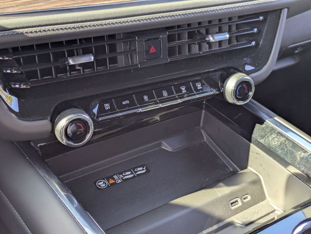 Used 2025 Chevrolet Suburban Z71 image 22