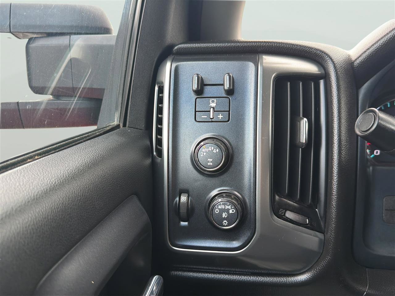 Used 2018 Chevrolet Silverado 1500 LT w/ Max Trailering Package AWD/4WD image 25