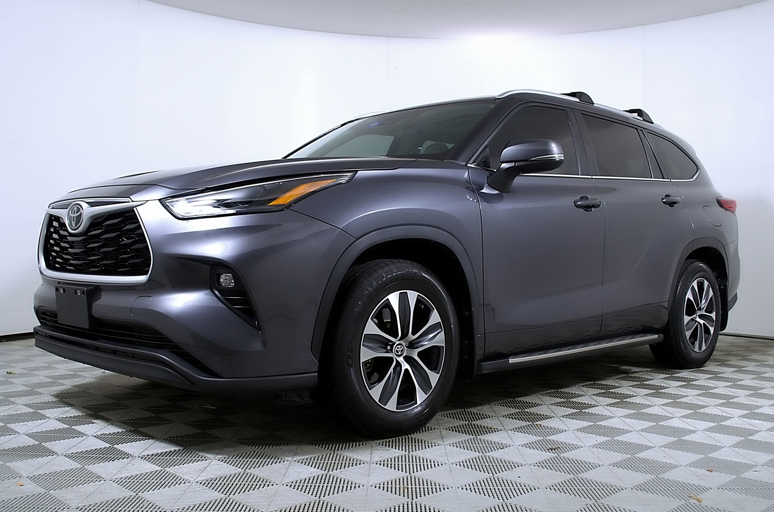 Used 2023 Toyota Highlander XLE video 2