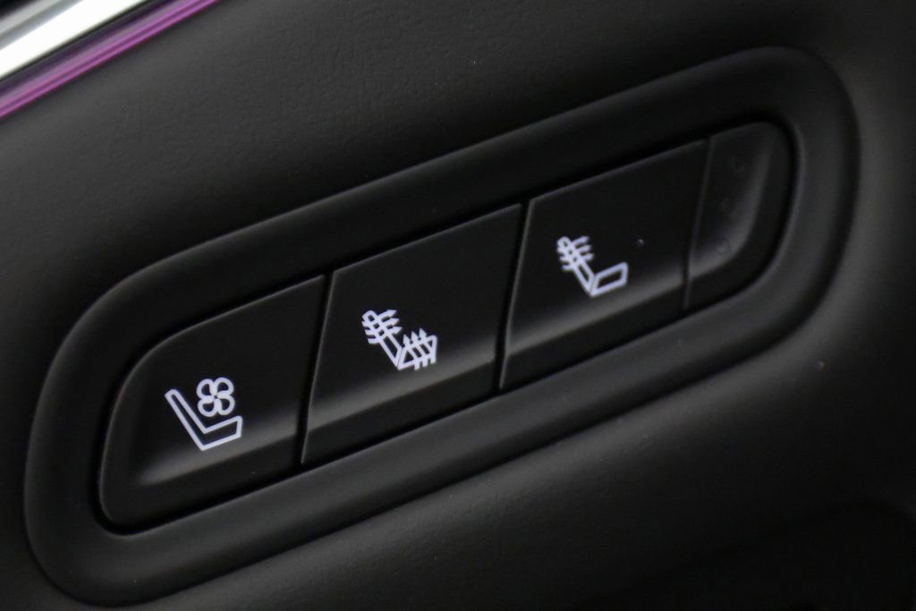 Used 2024 Cadillac Escalade V w/ LPO, ONYX Package image 22