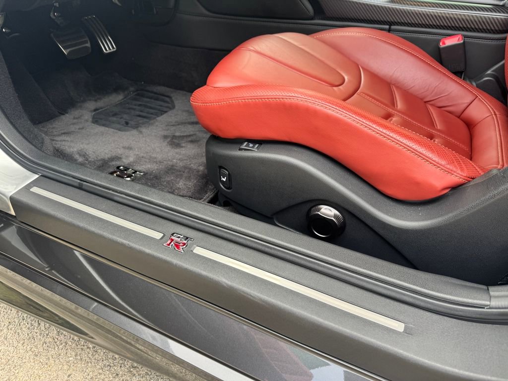 Used 2017 Nissan GT-R Premium w/ Premium Interior Package image 31