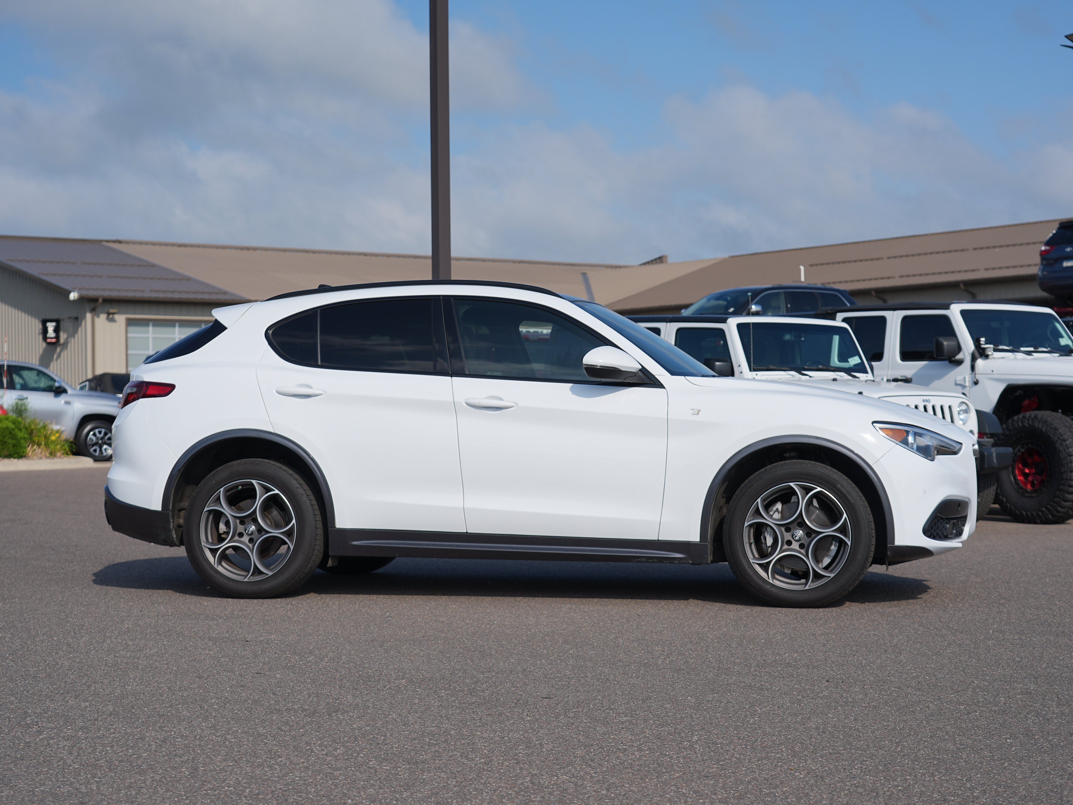 Used 2023 Alfa Romeo Stelvio Ti AWD/4WD image 2