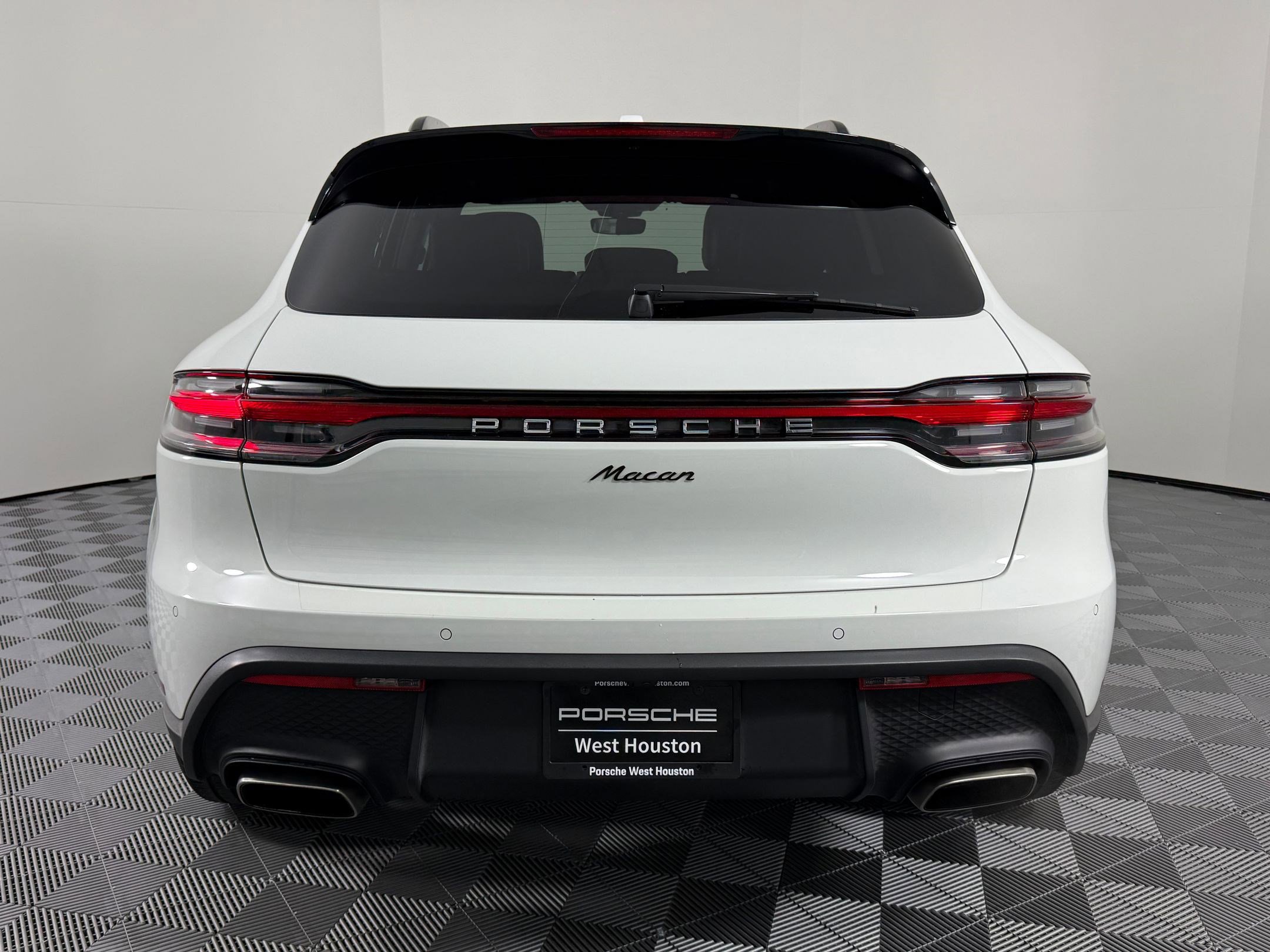 Certified 2022 Porsche Macan image 10