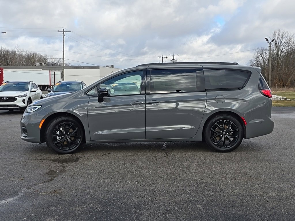 New 2025 Chrysler Pacifica Limited w/ Uconnect Theater Family Group image 4