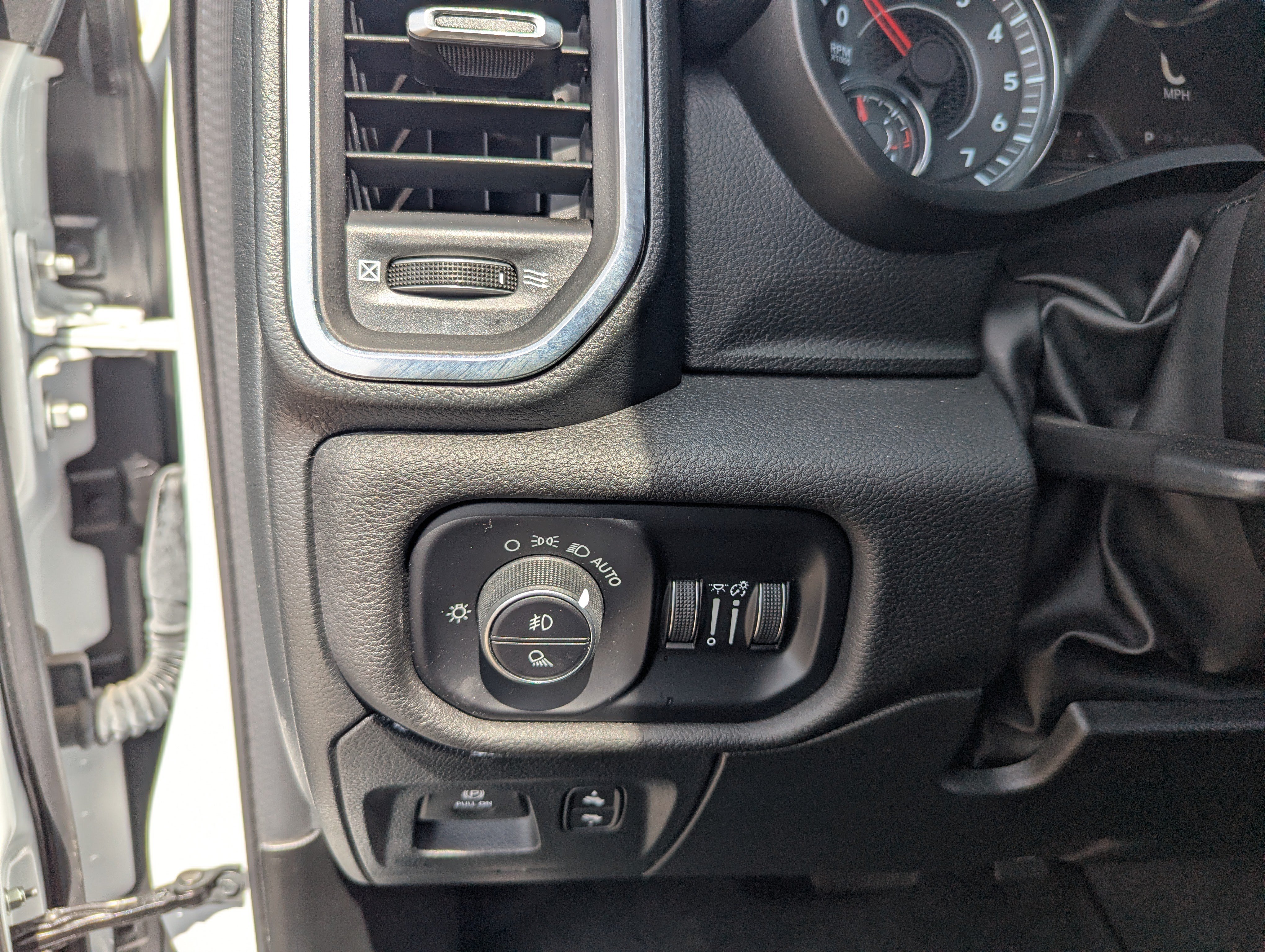 Used 2024 RAM 1500 Laramie AWD/4WD image 31