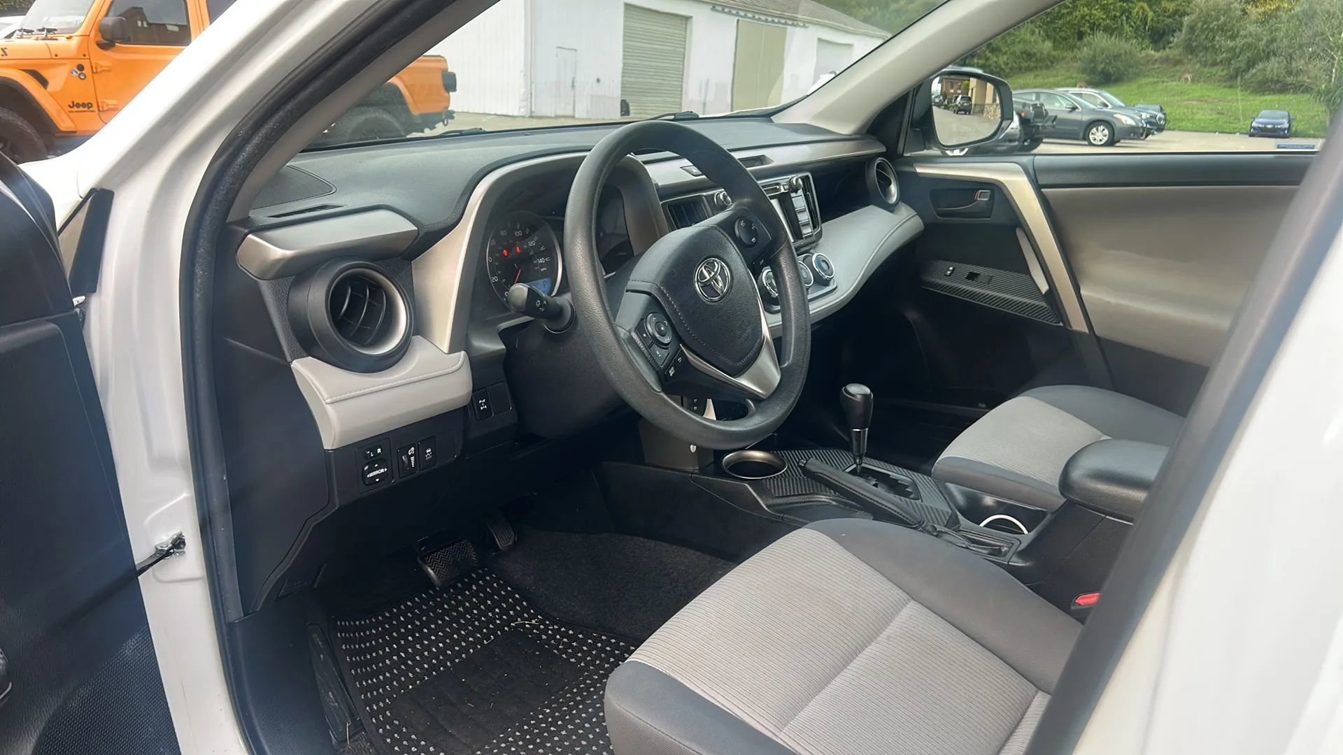 Used 2015 Toyota RAV4 LE image 25