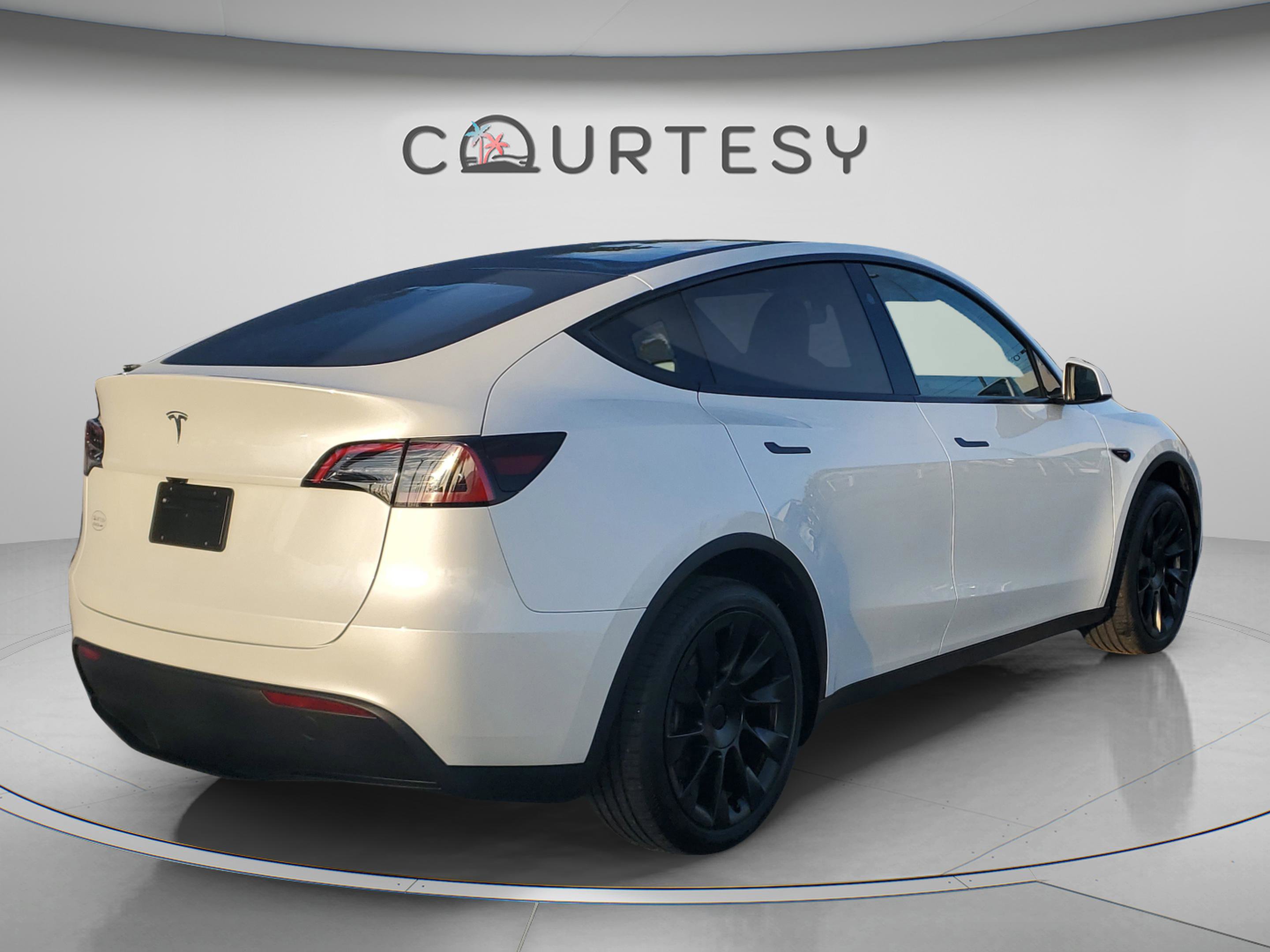 Used 2025 Tesla Model Y Long Range RWD image 3