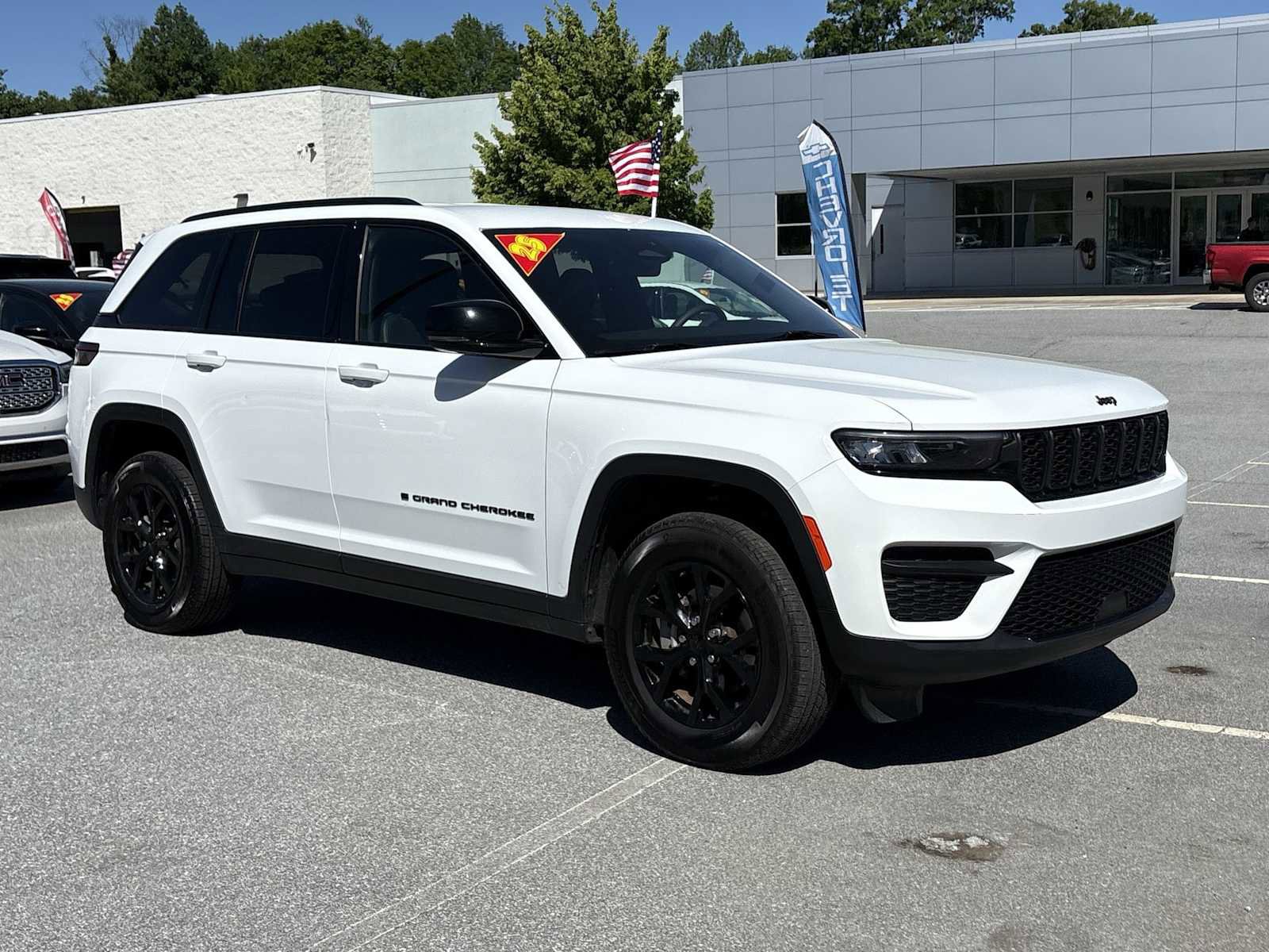 Used 2025 Jeep Grand Cherokee Altitude AWD/4WD image 4