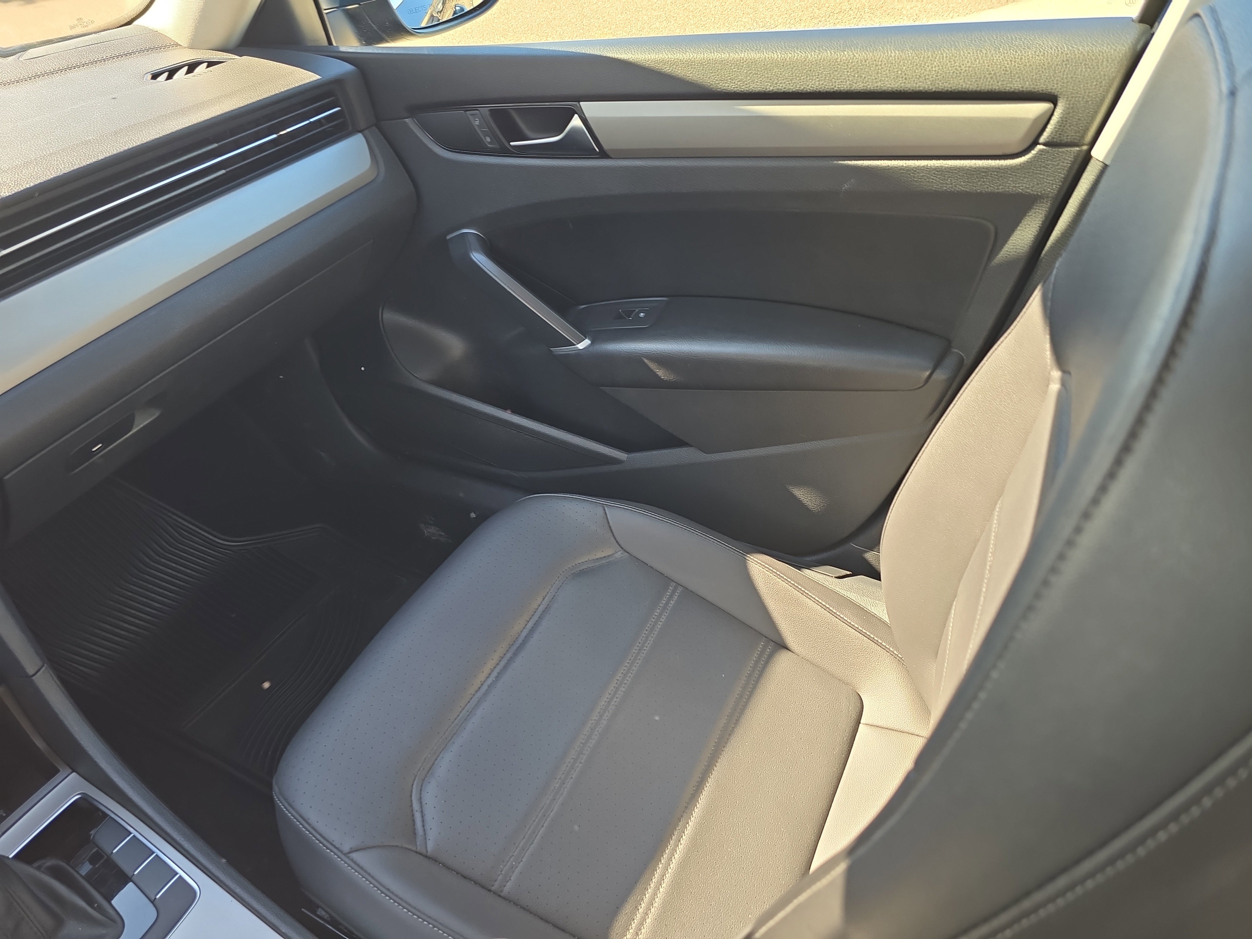 Used 2022 Volkswagen Passat 2.0T SE image 15