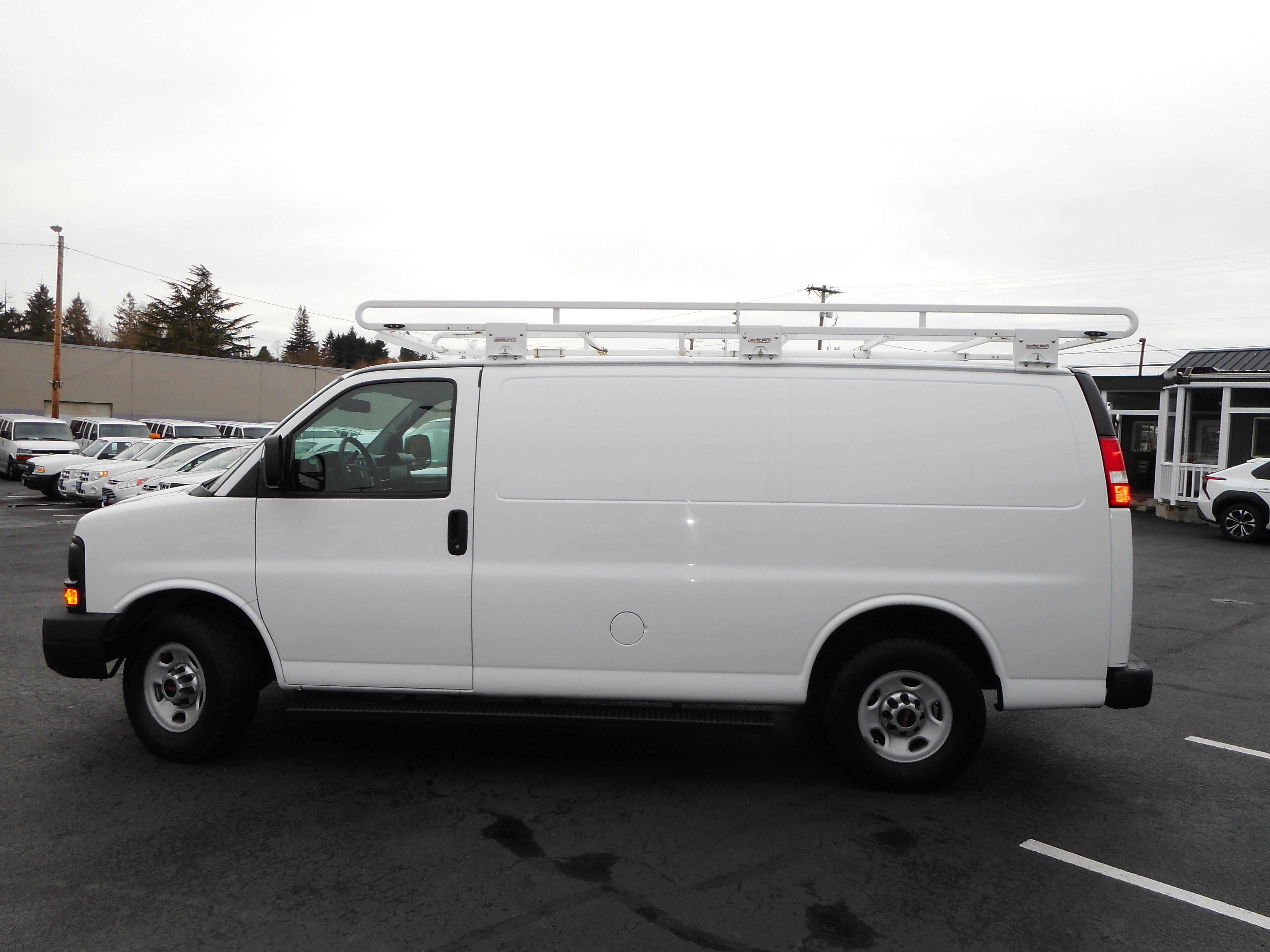 Used 2015 GMC Savana 3500 image 2