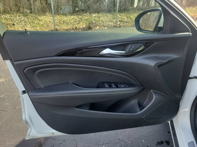 Used 2018 Buick Regal Essence FWD image 22
