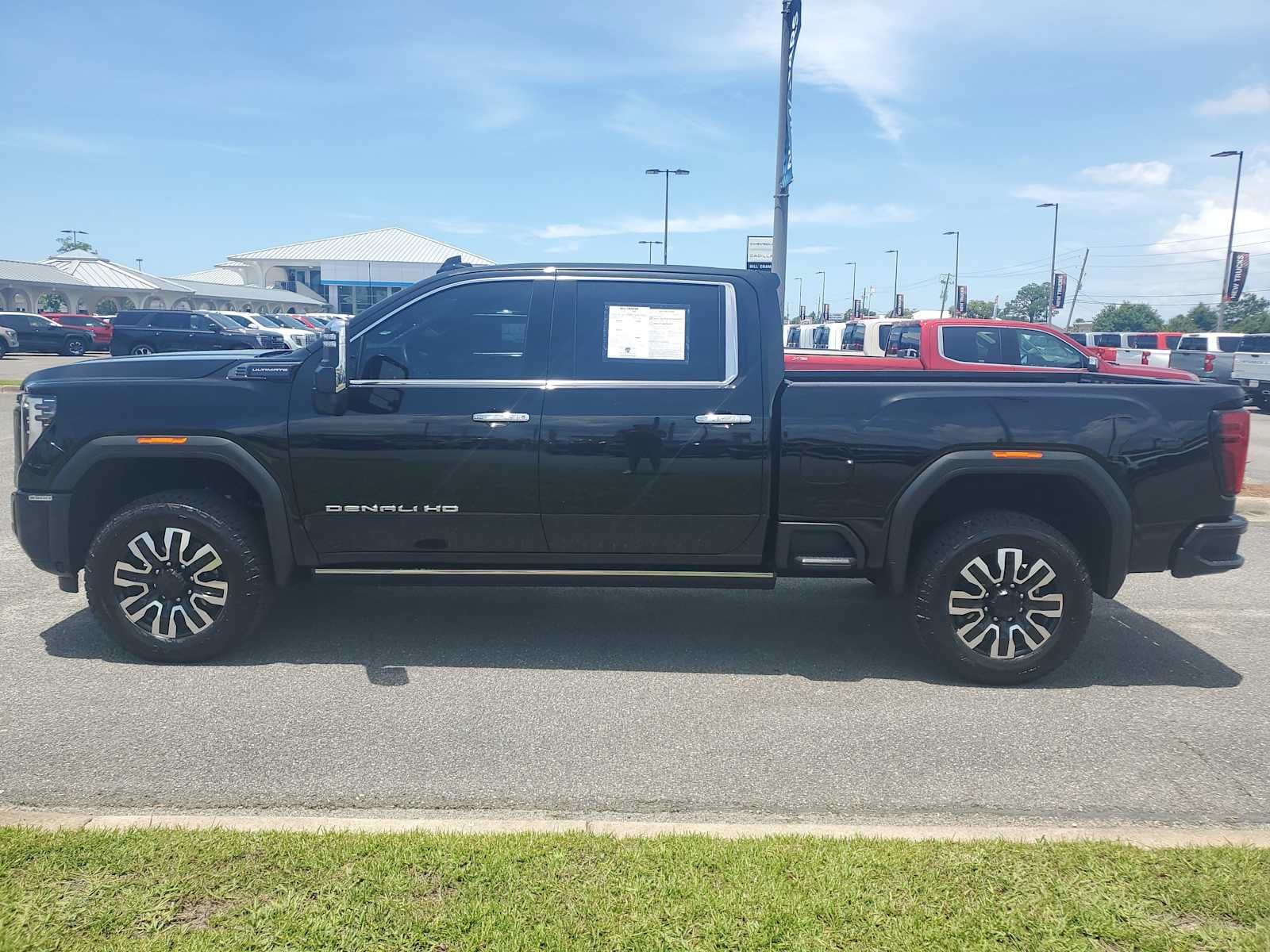 Used 2025 GMC Sierra 2500 Denali Ultimate AWD/4WD image 2