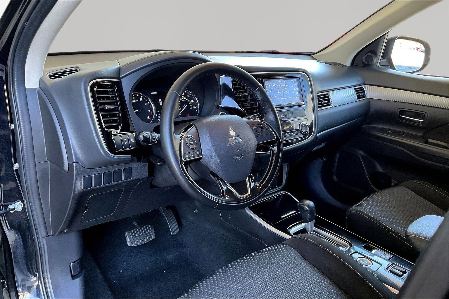 Used 2017 Mitsubishi Outlander SE image 15