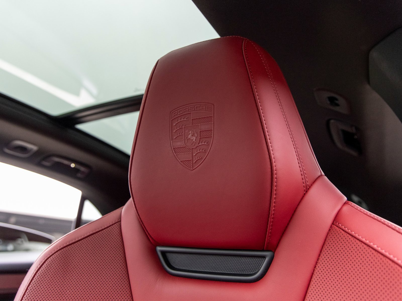 Certified 2024 Porsche Macan 4 Electric image 28