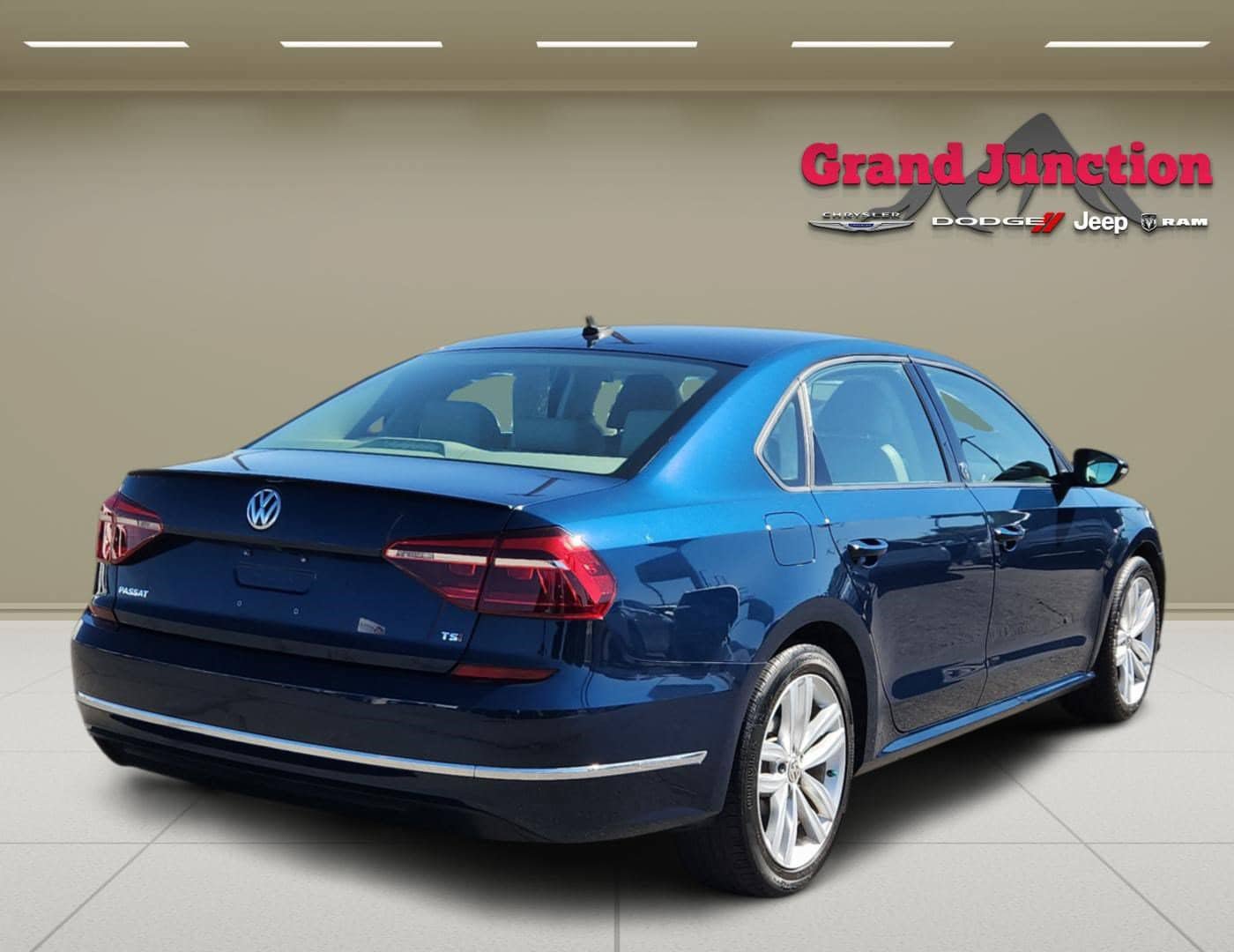 Used 2019 Volkswagen Passat 2.0T Wolfsburg w/ Wheels & Sunroof Package FWD image 4