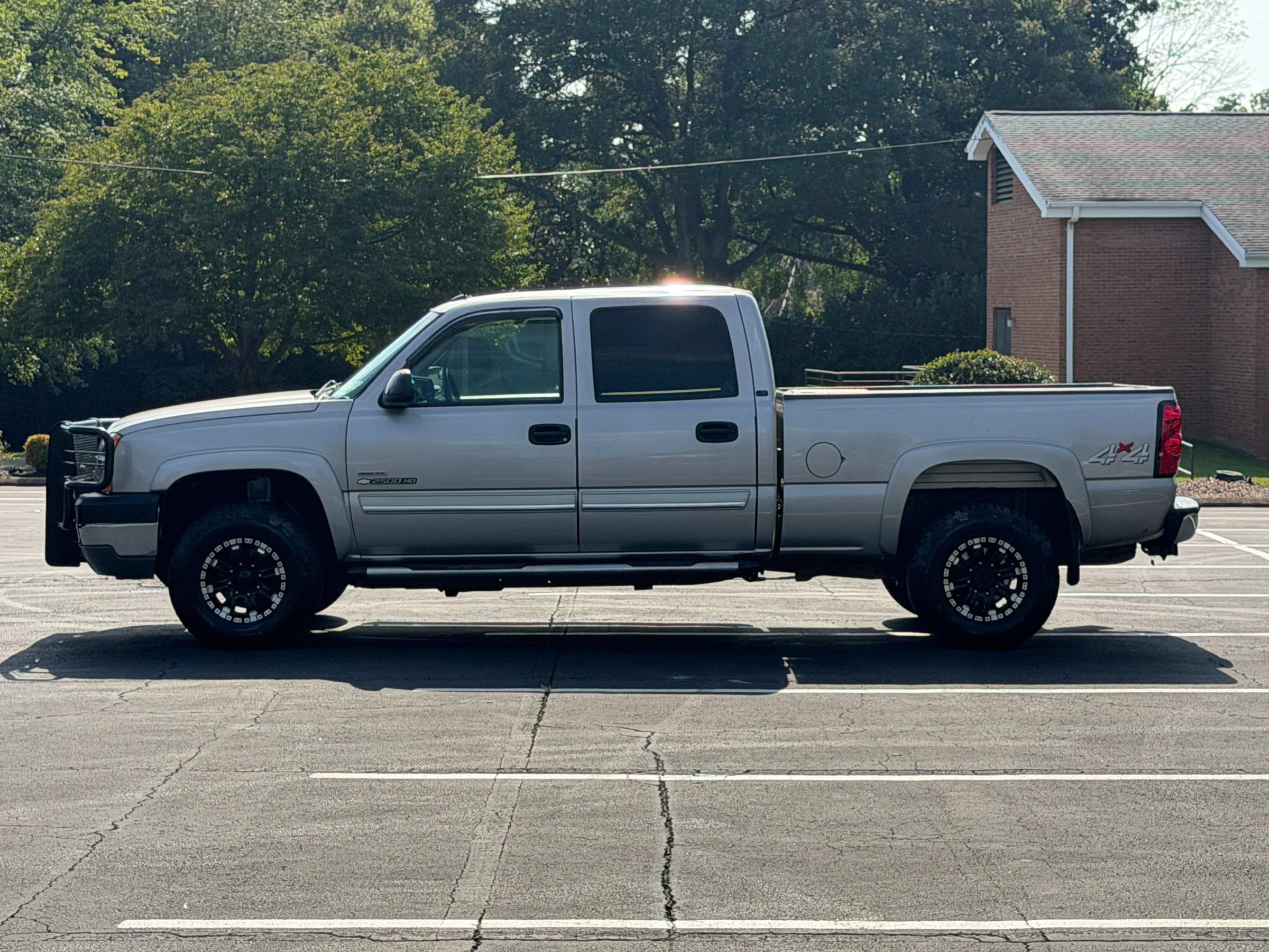 Used 2004 Chevrolet Silverado 2500 LT w/ Heavy-Duty Power Package AWD/4WD image 2