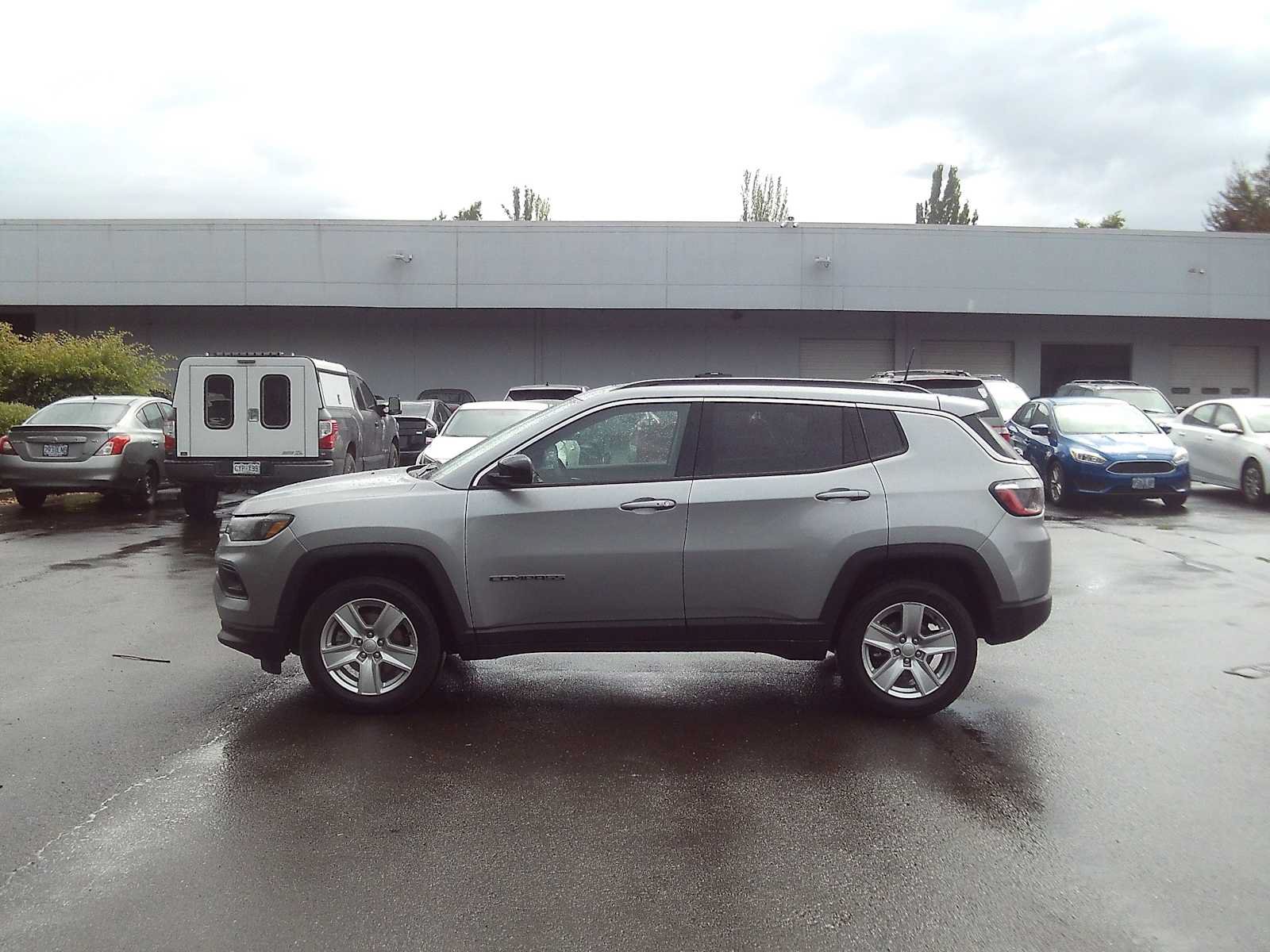 Used 2022 Jeep Compass Latitude w/ Sun and Sound Group AWD/4WD image 2