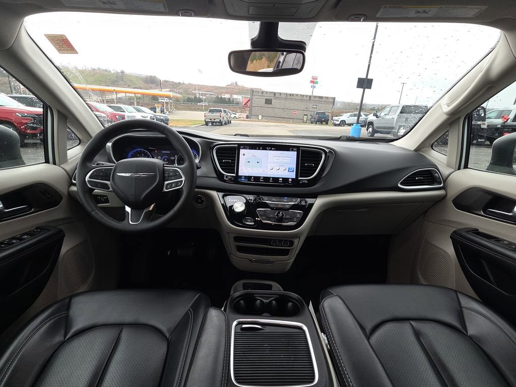 Used 2023 Chrysler Pacifica Touring-L image 28