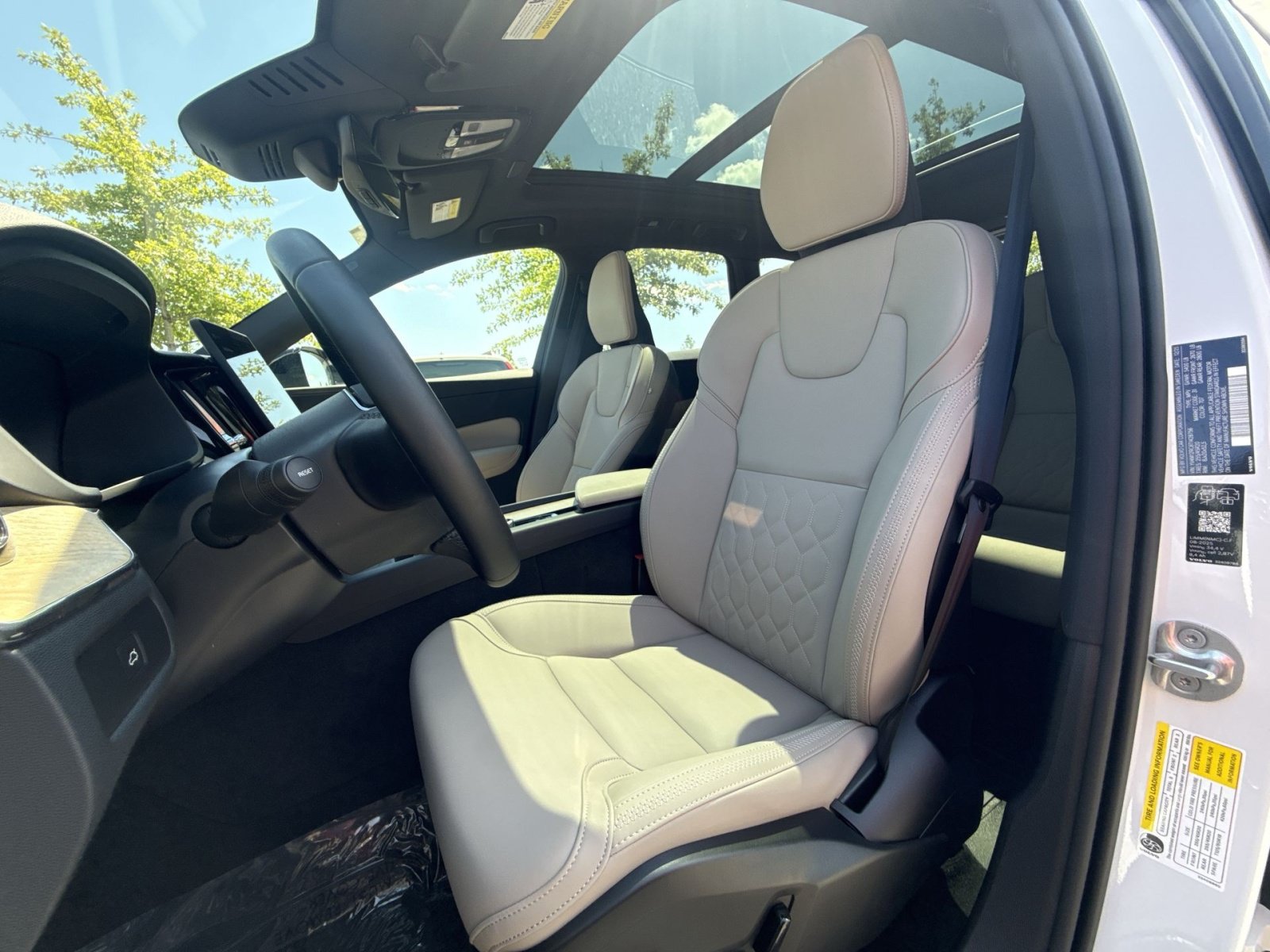 New 2026 Volvo XC60 B5 Plus w/ Protection Package Premier AWD/4WD image 21