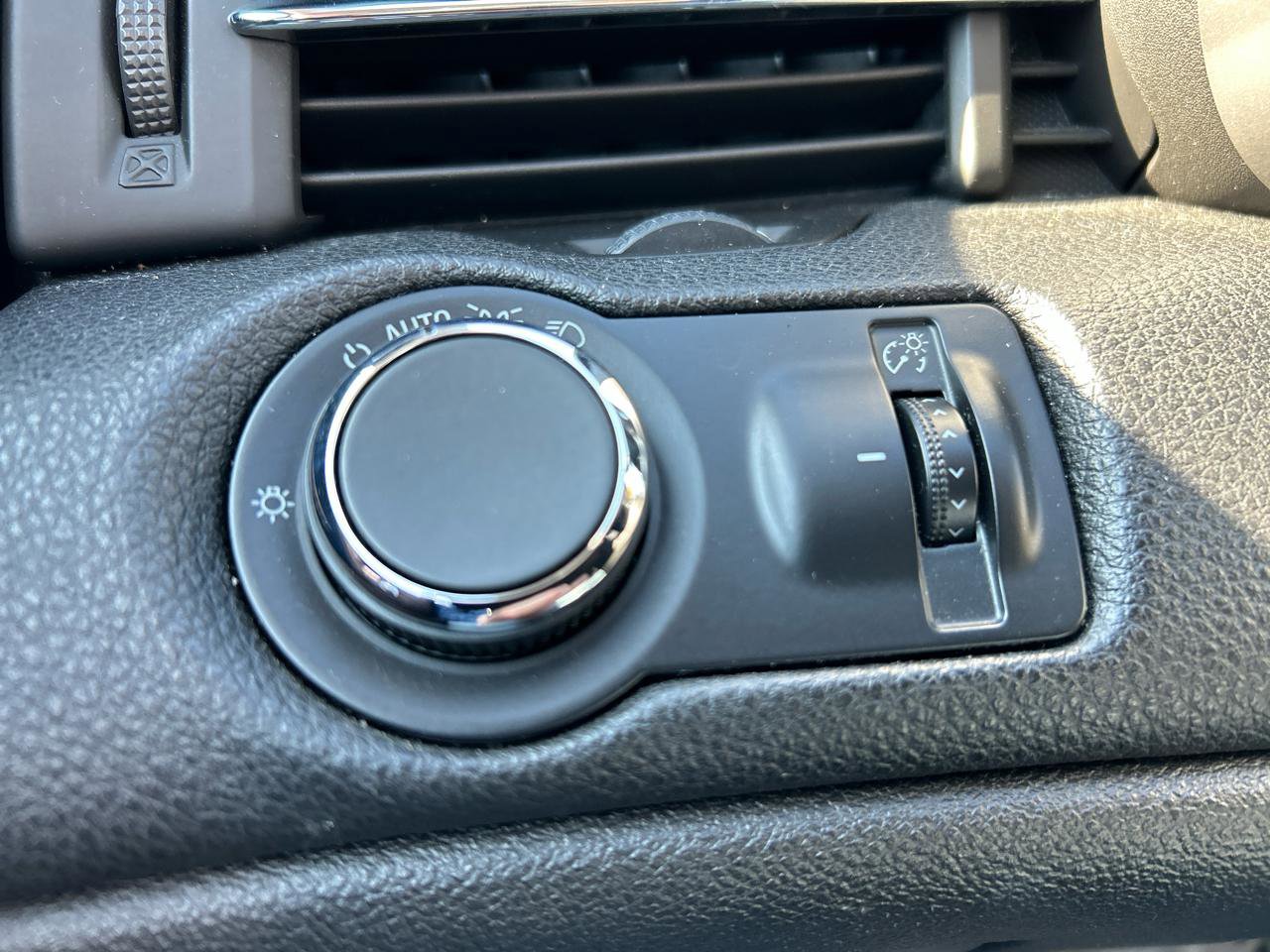 Used 2015 Chevrolet Malibu LT w/ Power Convenience Package image 10