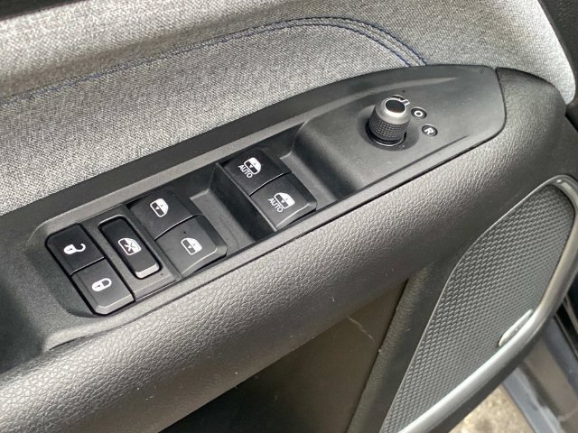 Used 2023 Jeep Compass Latitude w/ Sun and Sound Group AWD/4WD image 13