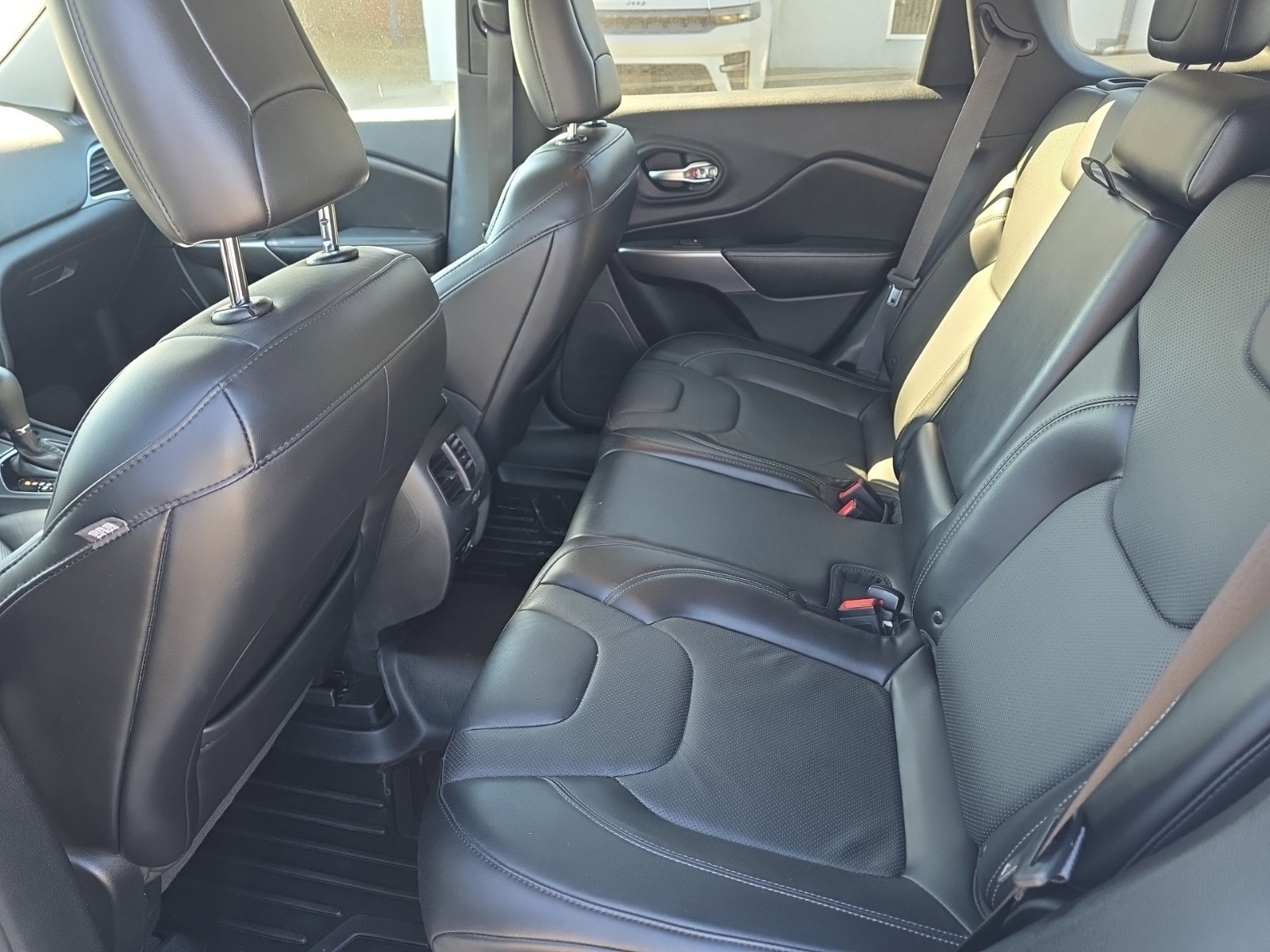Used 2019 Jeep Cherokee Limited FWD image 10