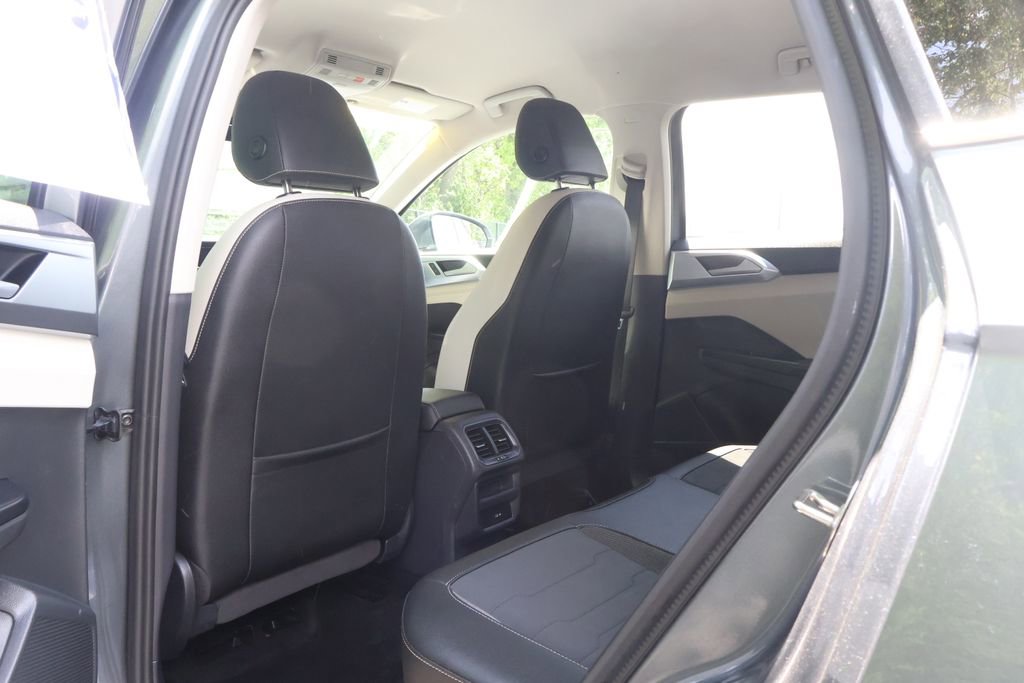 Used 2025 Volkswagen Taos SE FWD image 42
