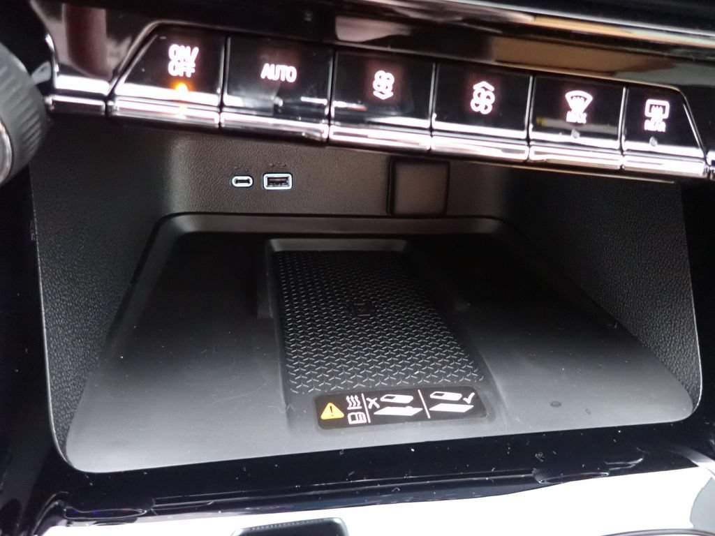 New 2027 Chevrolet Traverse Z71 w/ LPO, Floor Liner Package AWD/4WD image 8