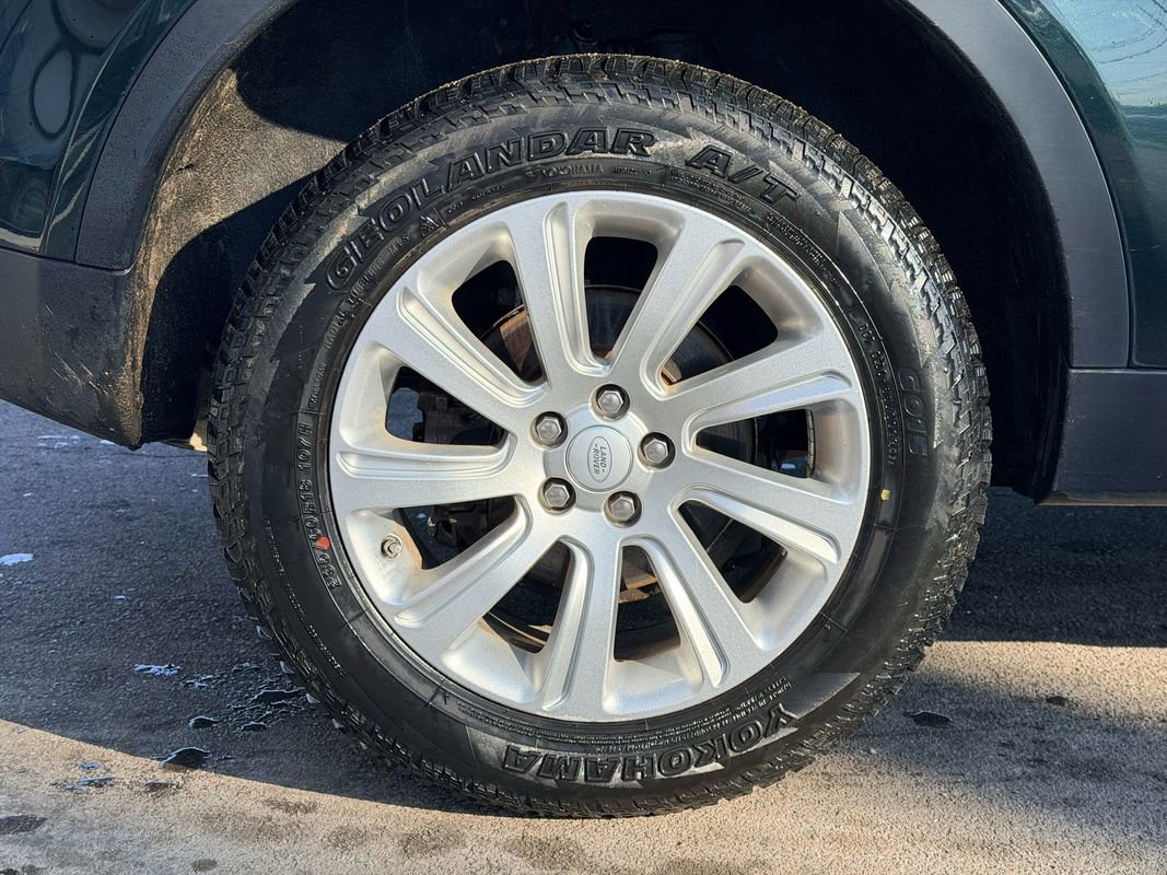 Used 2017 Land Rover Discovery Sport SE image 27