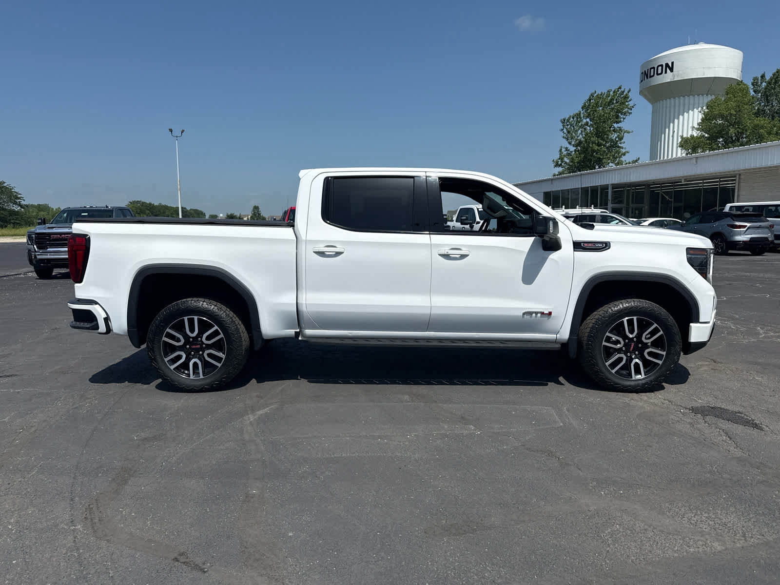 Certified 2022 GMC Sierra 1500 AT4 w/ AT4 Premium Package AWD/4WD image 6