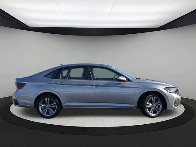 Used 2024 Volkswagen Jetta SE image 8