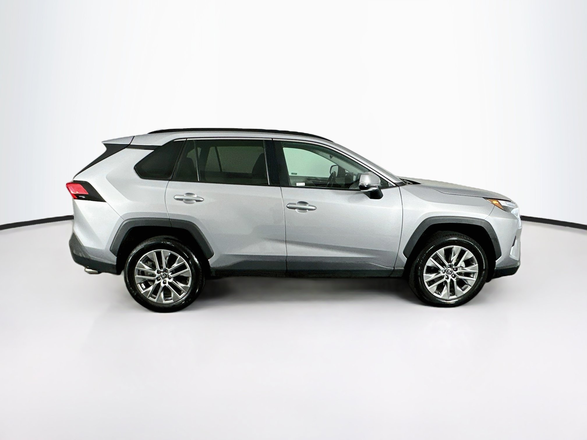 Used 2022 Toyota RAV4 XLE Premium FWD image 10