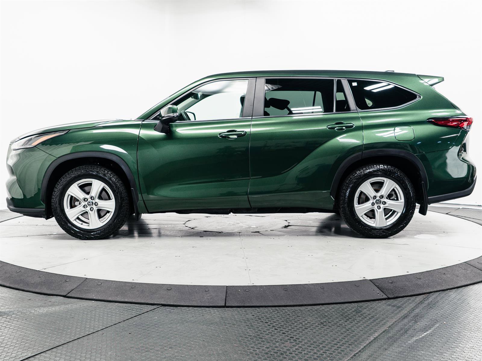 Used 2023 Toyota Highlander L image 8