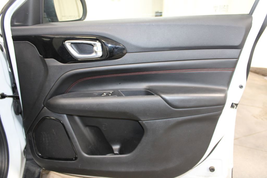Used 2025 Jeep Compass Trailhawk image 36