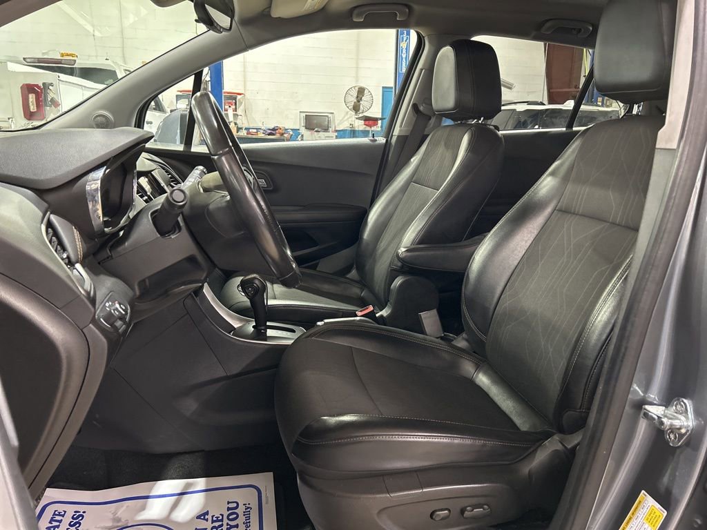 Used 2019 Chevrolet Trax LT w/ LT Convenience Package image 17