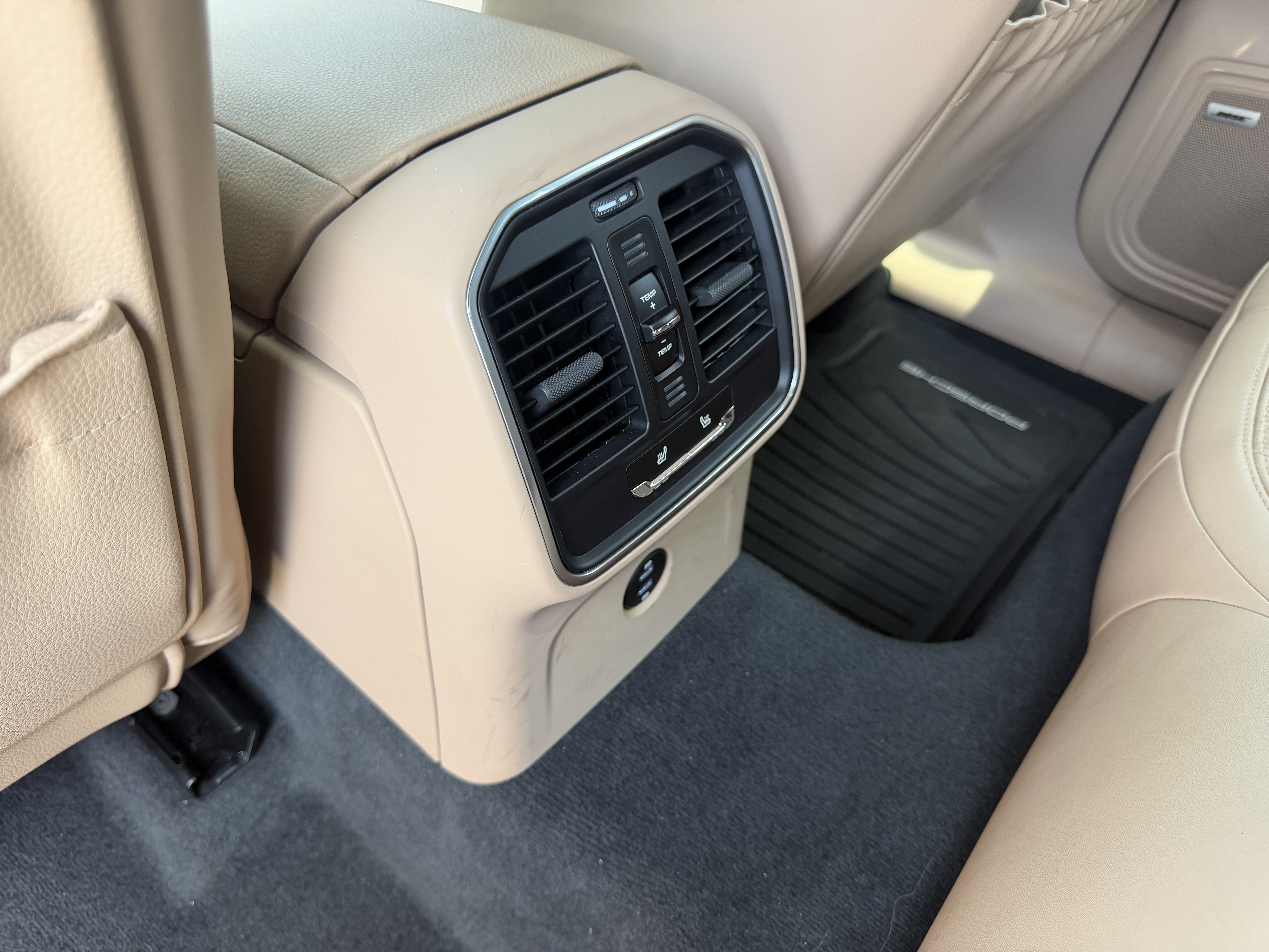 Certified 2024 Porsche Macan AWD/4WD image 27