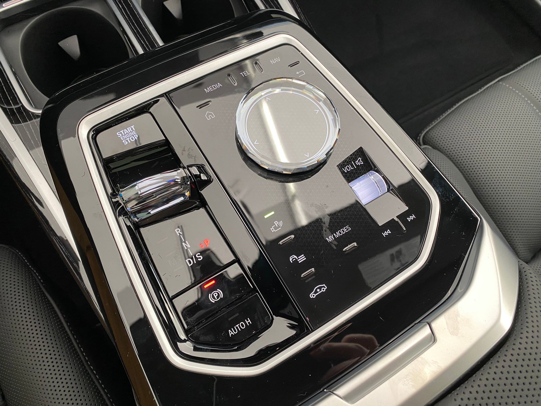 New 2026 BMW 750e xDrive w/ Premium Package image 29