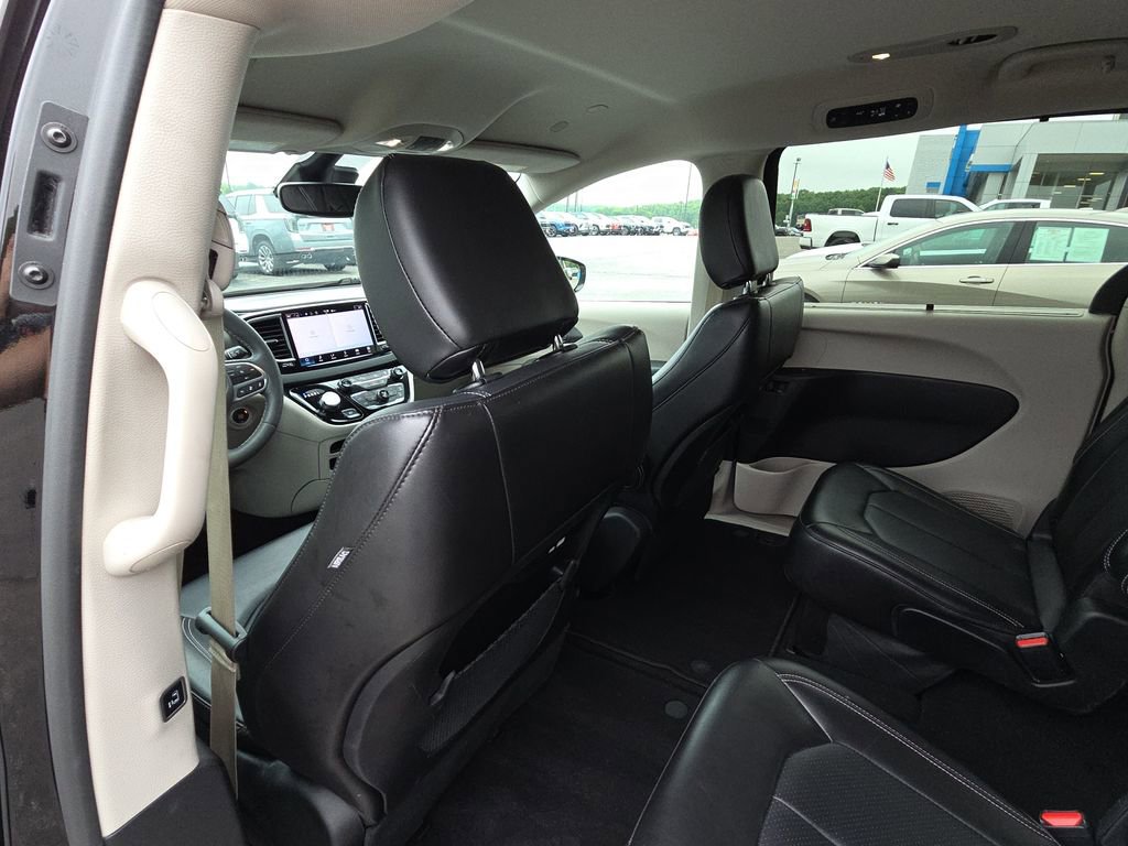 Used 2024 Chrysler Pacifica Touring-L FWD image 26