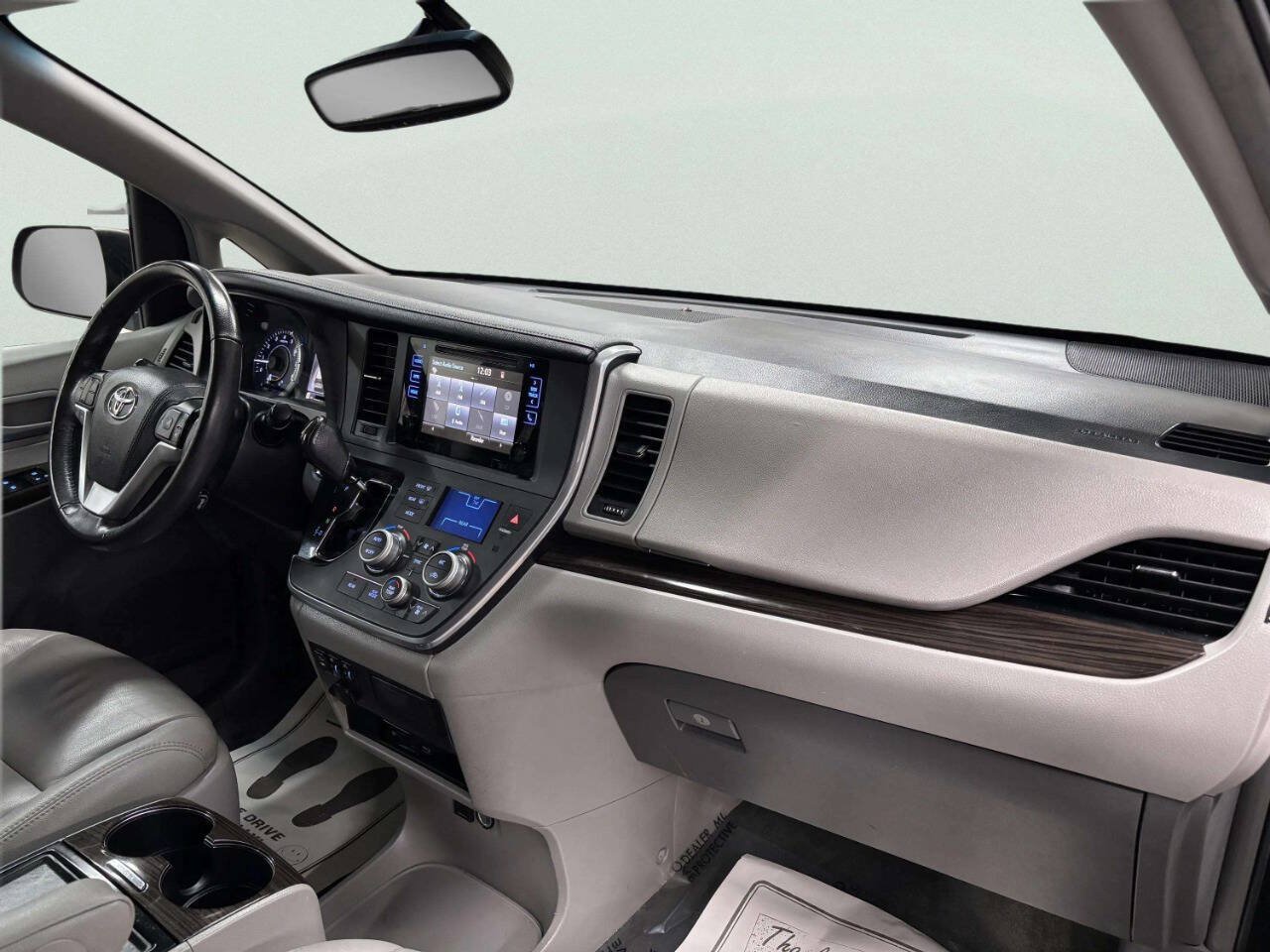 Used 2017 Toyota Sienna XLE Premium AWD/4WD image 23