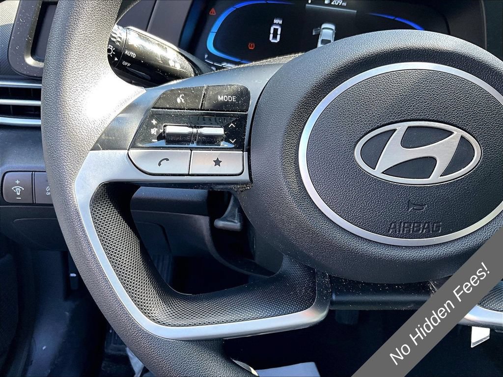 Used 2025 Hyundai Elantra SE FWD image 15
