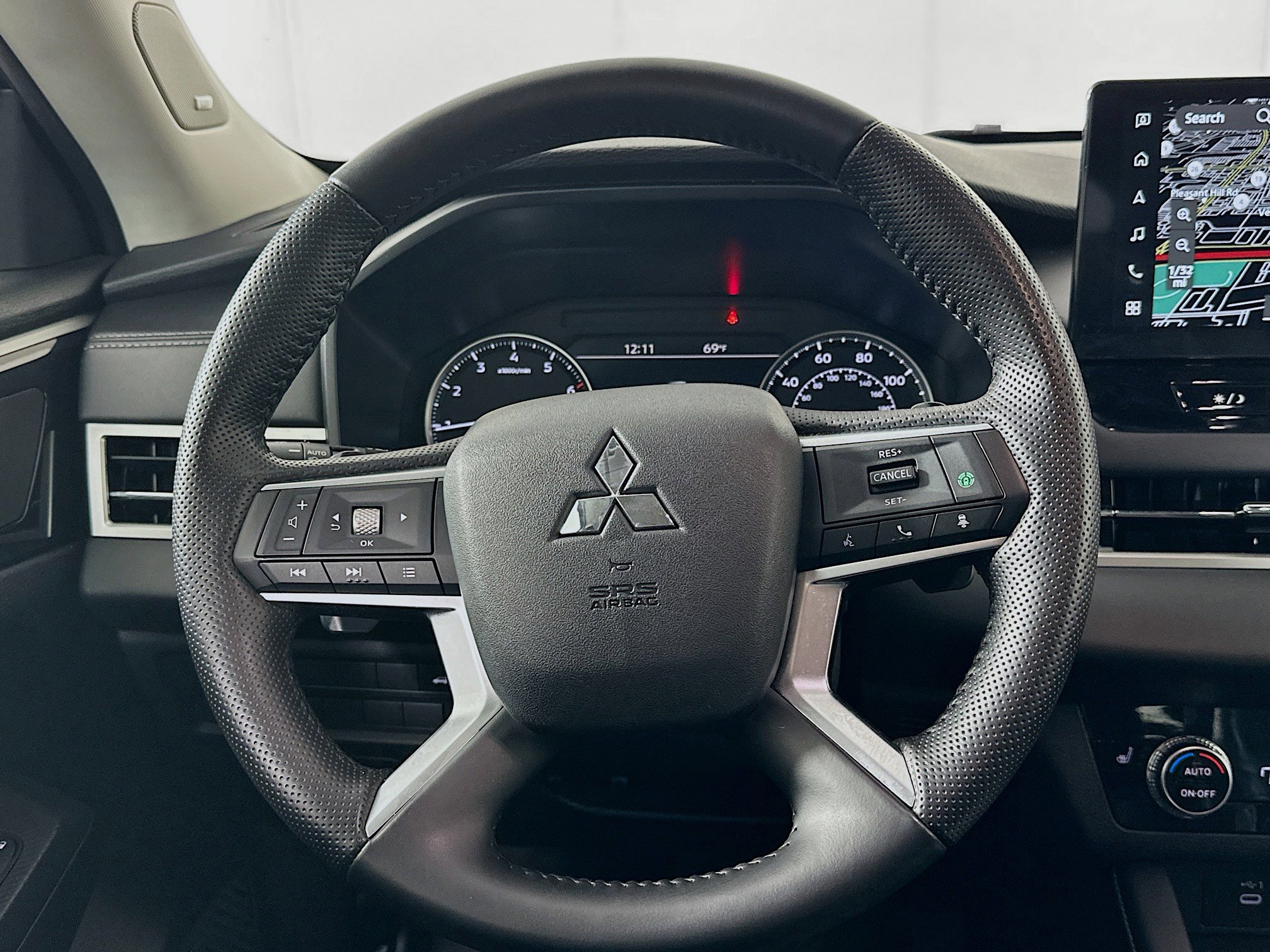 Used 2025 Mitsubishi Outlander SE image 18