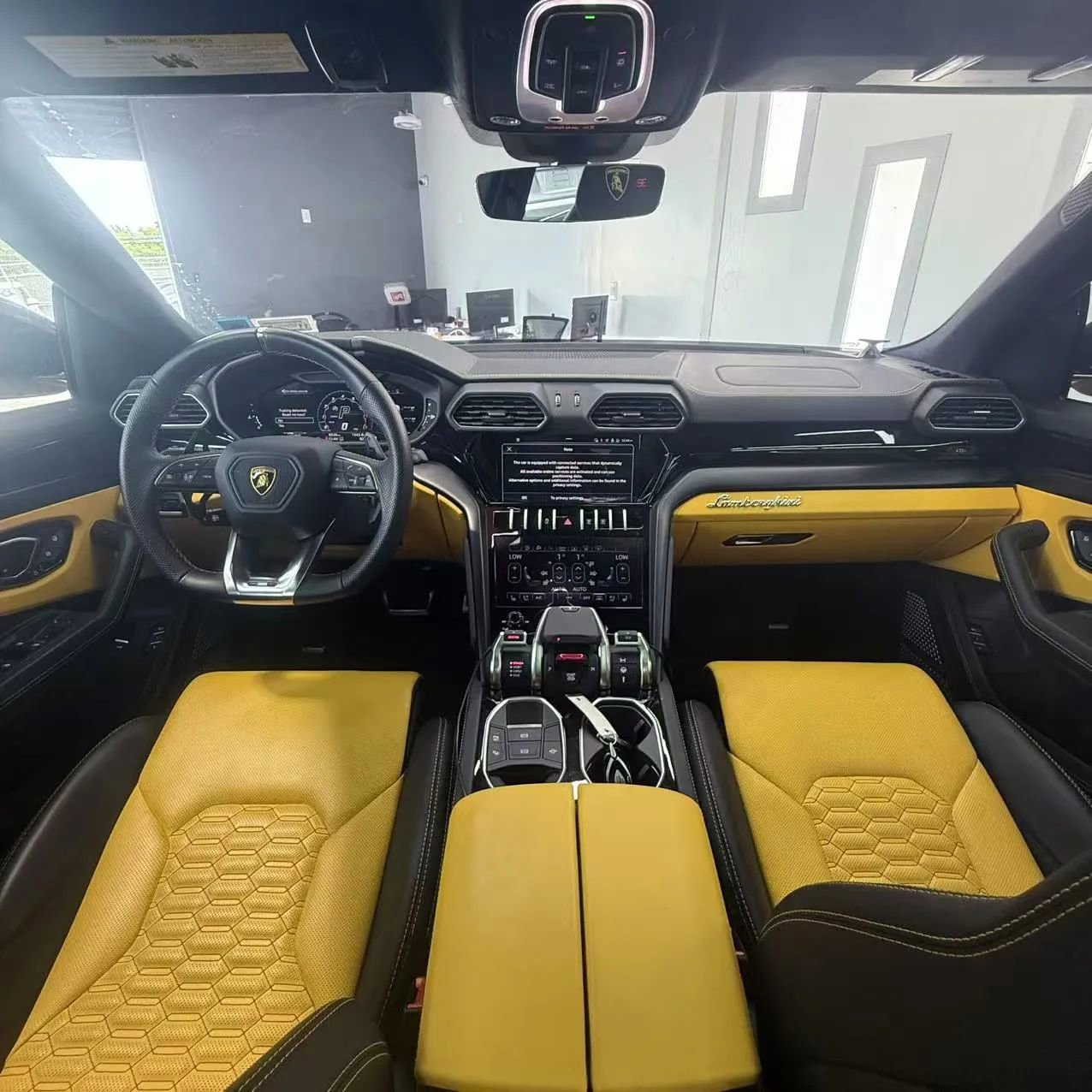 Used 2022 Lamborghini Urus image 13
