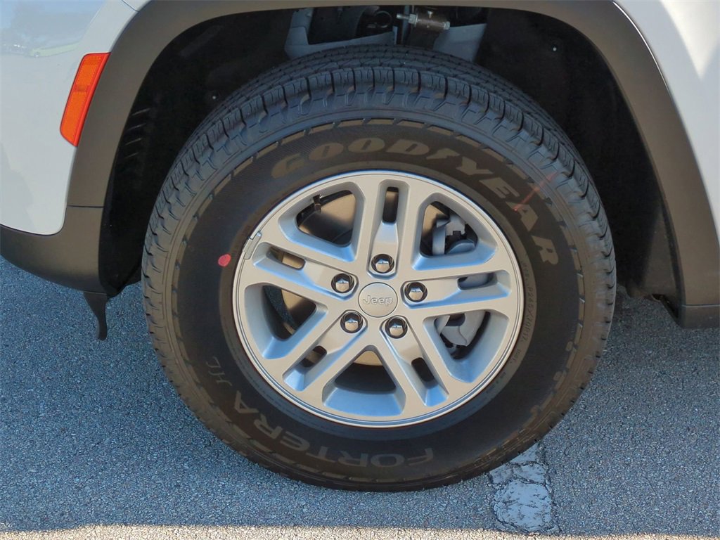 New 2025 Jeep Grand Cherokee Laredo image 11