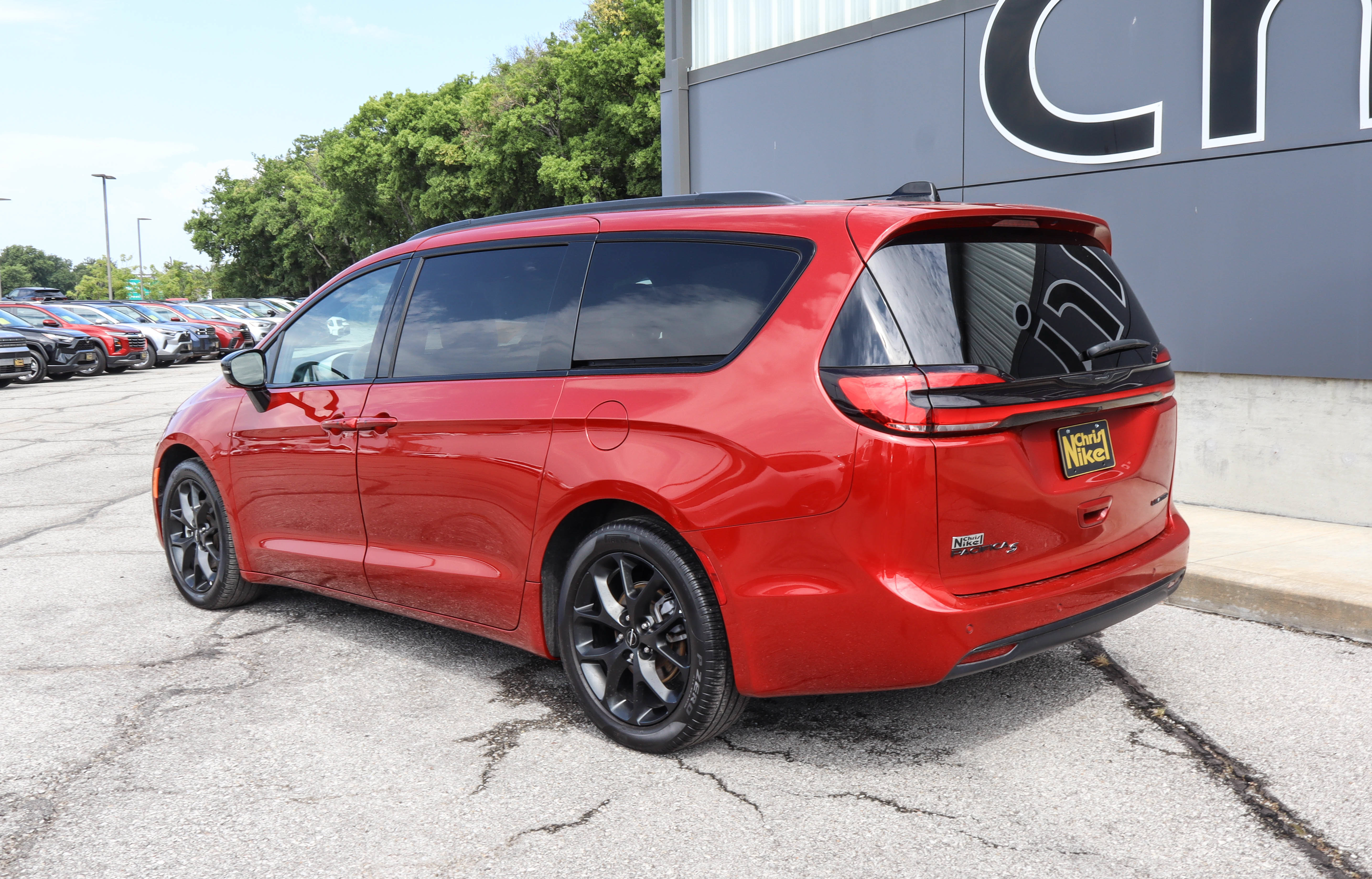 Used 2025 Chrysler Pacifica Limited FWD image 6